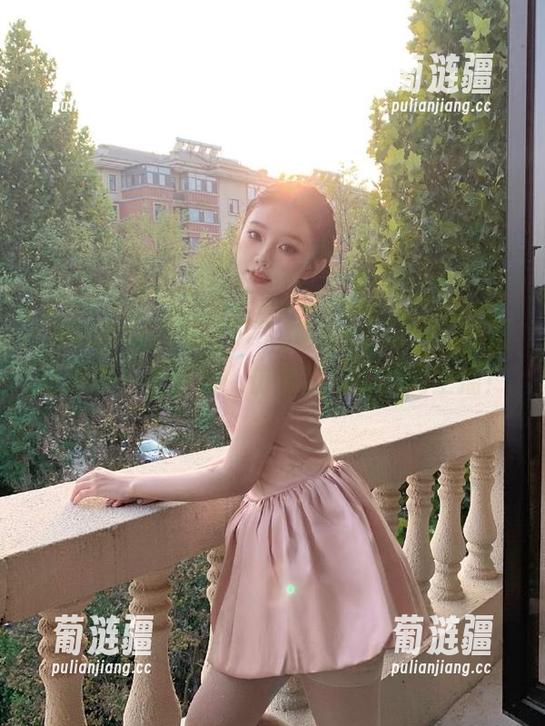 下载400bcc吃瓜，慢慢品味每一条爆料，仿佛我成了新闻主播！