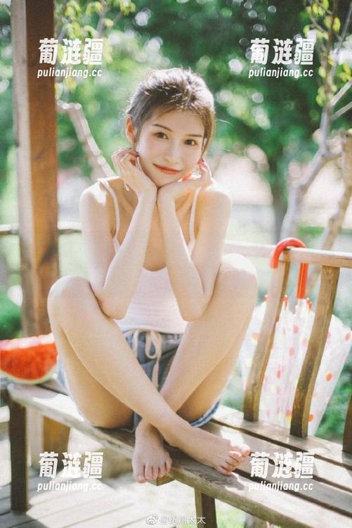 在hlw.bet的传送门旁边，诗人也忍不住想来吃瓜了！