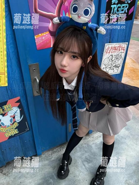 吃瓜网站苹果版，吊带姐带你在线悠美瓜田漫游