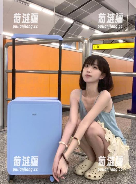 当我在明星黑料官网寻找八卦，再也不想只顾着看配图了，脑子就这样陷进去了！