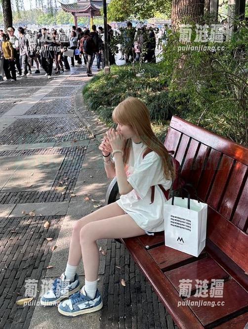 跑去“网曝吃瓜”转了一圈，心里默默收藏，那种小确幸不知道你们懂不懂。