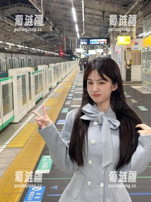 看到冲哥跟折耳鱼“深情对视”，立马想要观看更多黑料不打烊！